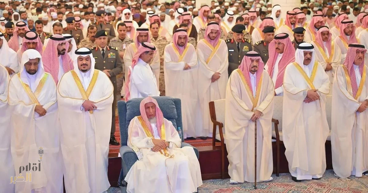 أمير منطقة الرياض ونائبه يؤديان صلاة عيد الفطر