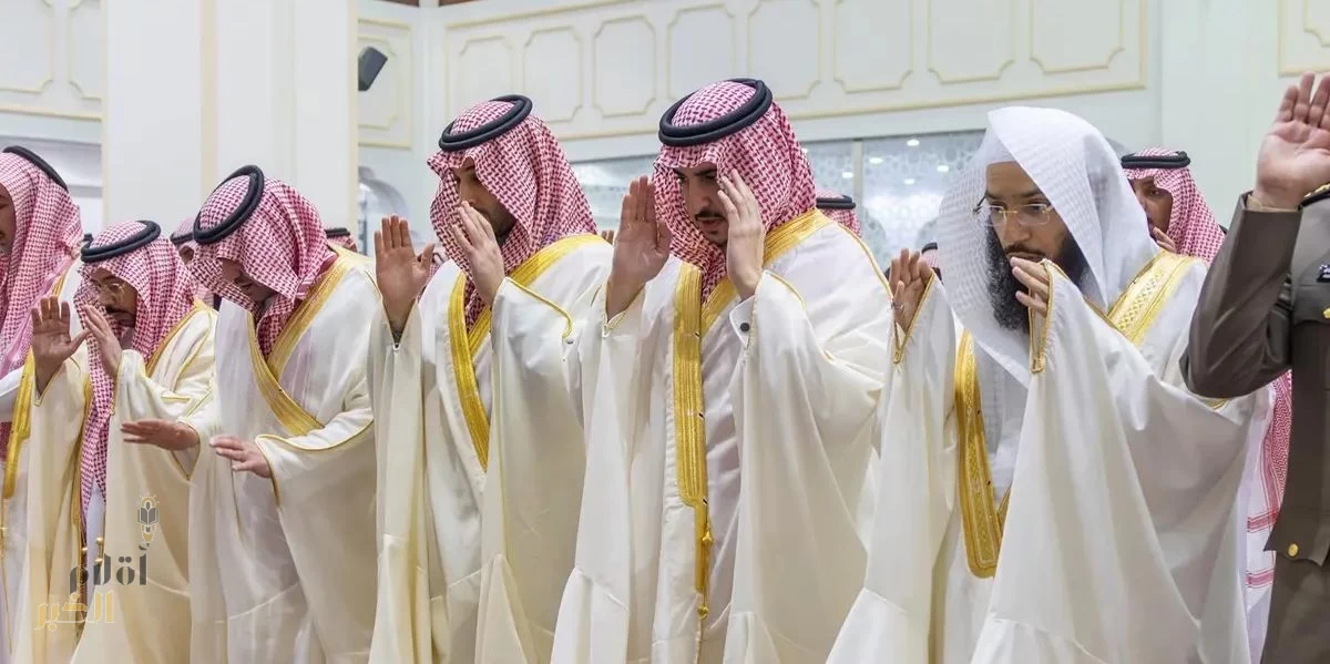 أمير منطقة الجوف يؤدي صلاة عيد الفطر بجامع خادم الحرمين الشريفين بمدينة سكاكا