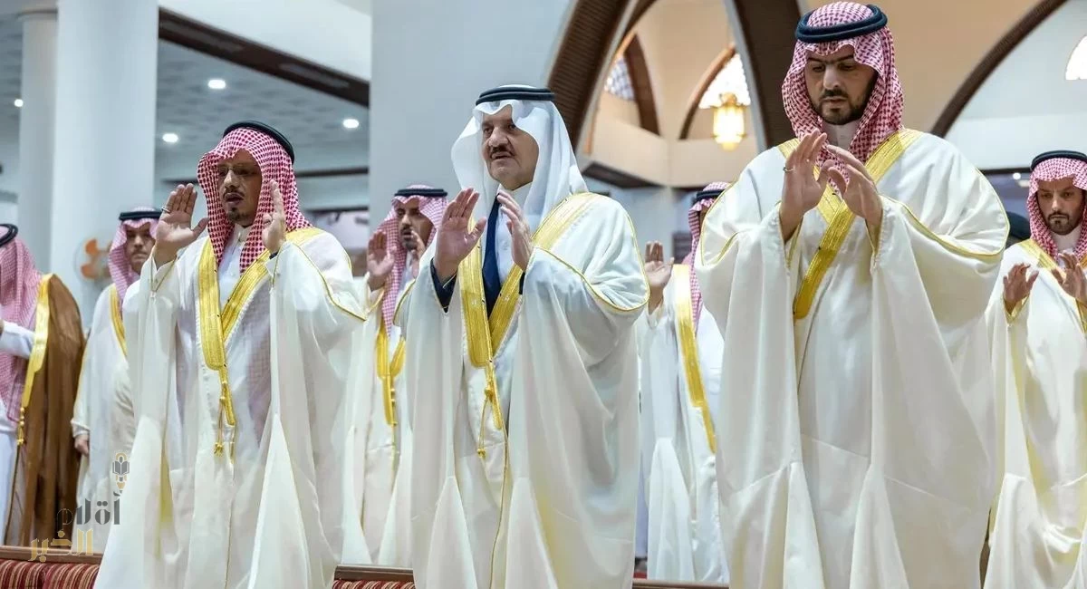 أمير المنطقة الشرقية ونائبه يؤديان صلاة عيد الفطر مع جموع المصلين بالدمام