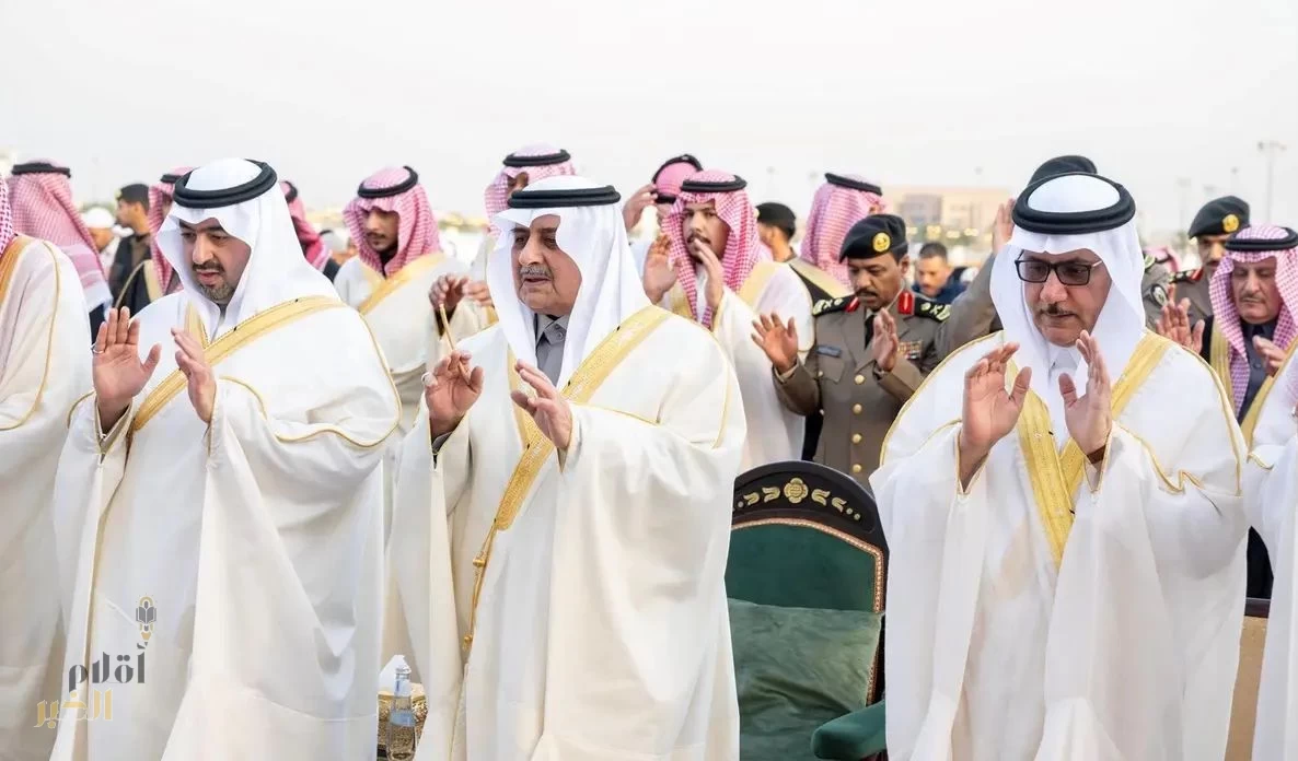 أمير منطقة تبوك ونائبه يؤديان صلاة عيد الفطر