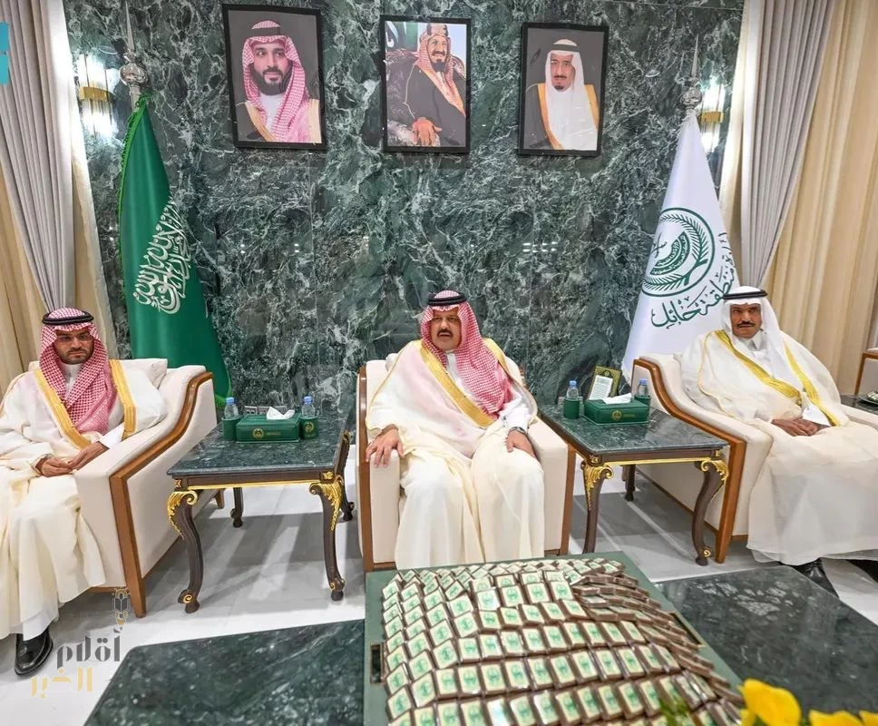 أمير منطقة حائل يستقبل جموع المهنئين بعيد الفطر