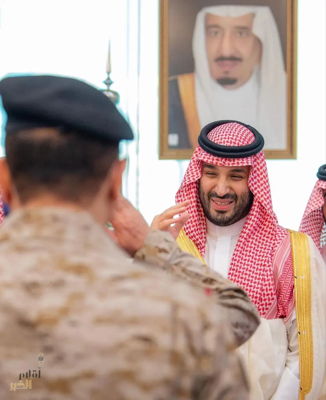 سمو ولي العهد يؤدي صلاة عيد الفطر ويستقبل أصحاب السمو الأمراء والعلماء والمعالي وكبار المسؤولين الذين قدّموا له التهنئة بالعيد