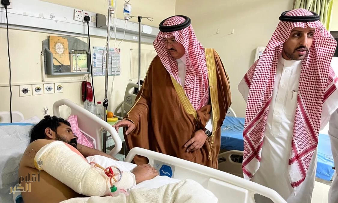 محافظ المجمعة يعايد المرضى المنومين بمستشفى الملك خالد