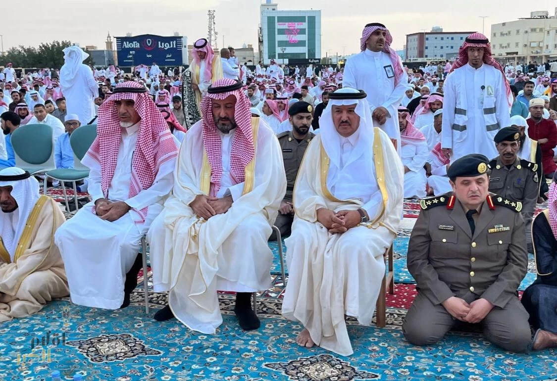 محافظ المجمعة يؤدي صلاة العيد ويستقبل المهنئين