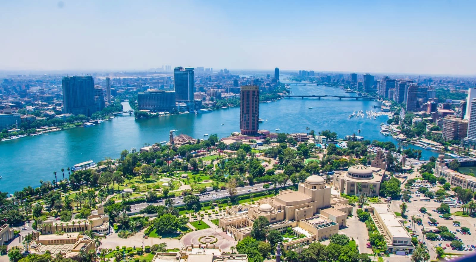 مصر تتزين لاستقبال عيد الفطر غداً .. وسط أجواء من الفرح والبهجة