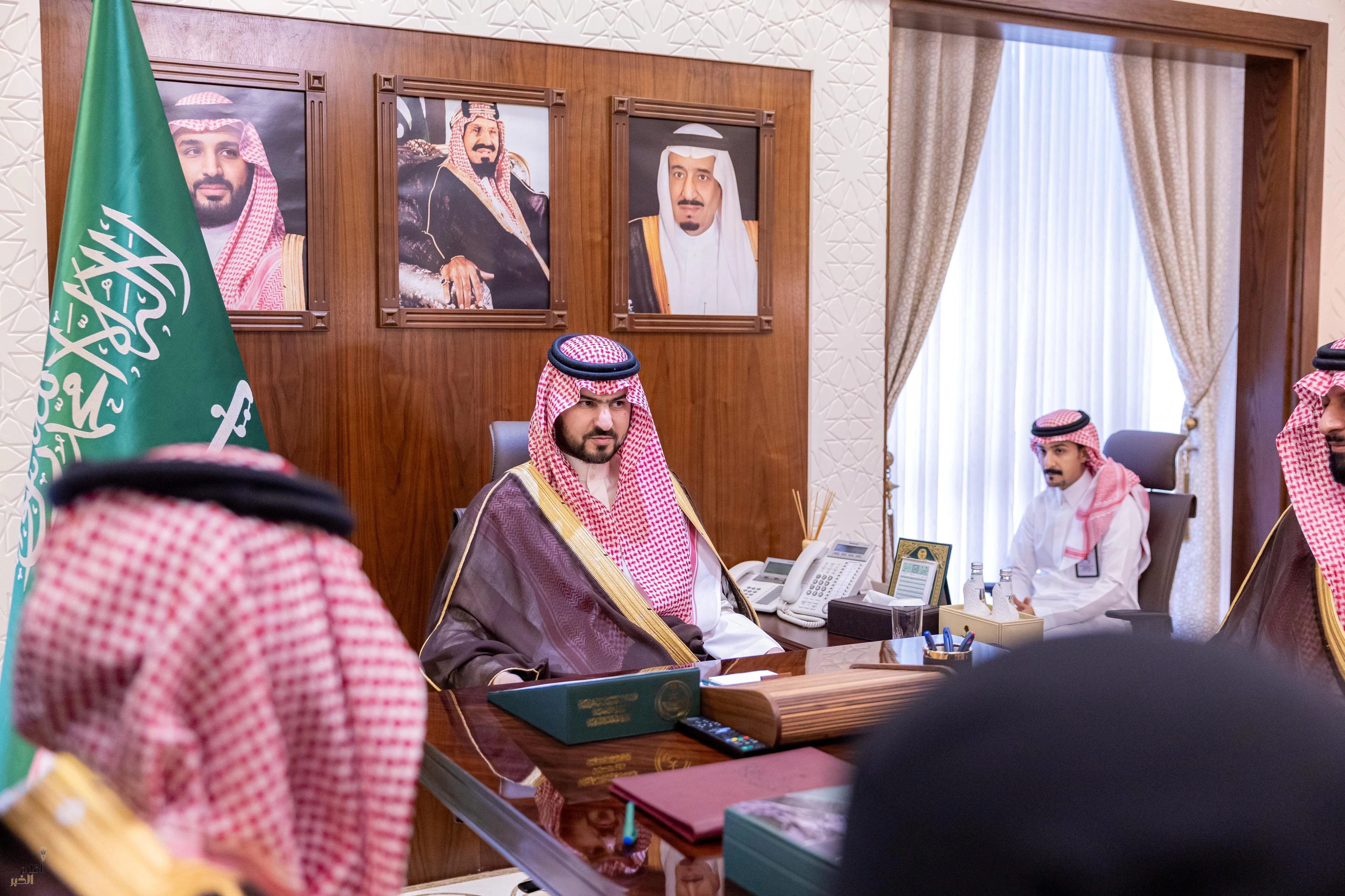 نائب أمير الشرقية يلتقي مجلس إدارة جمعية طويق