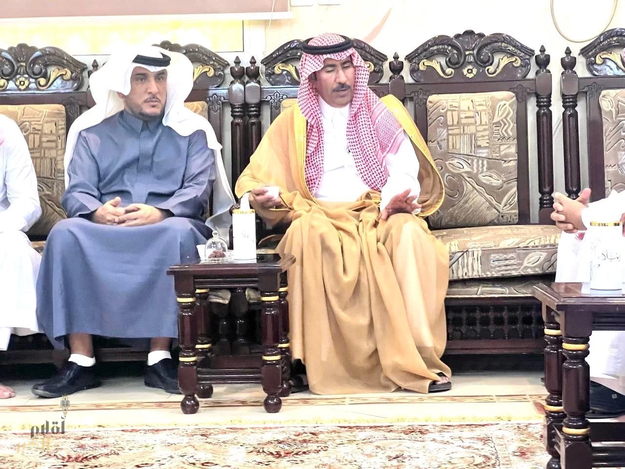 محافظ الطوال يؤدي واجب العزاء لأسرة الشيخ عبدالرحمن النجمي