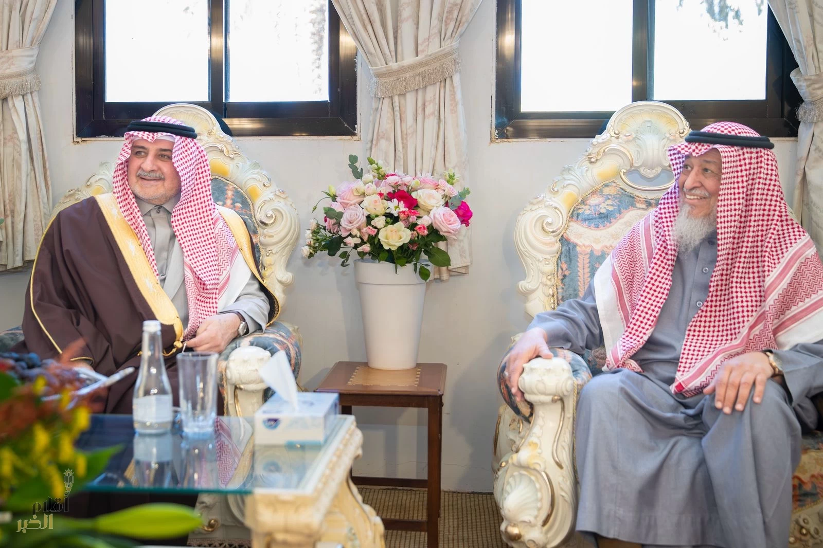 أمير تبوك يزور الشيخ محمد الشعلان وبن حرب والغريض في منازلهم للاطمئنان على صحتهم