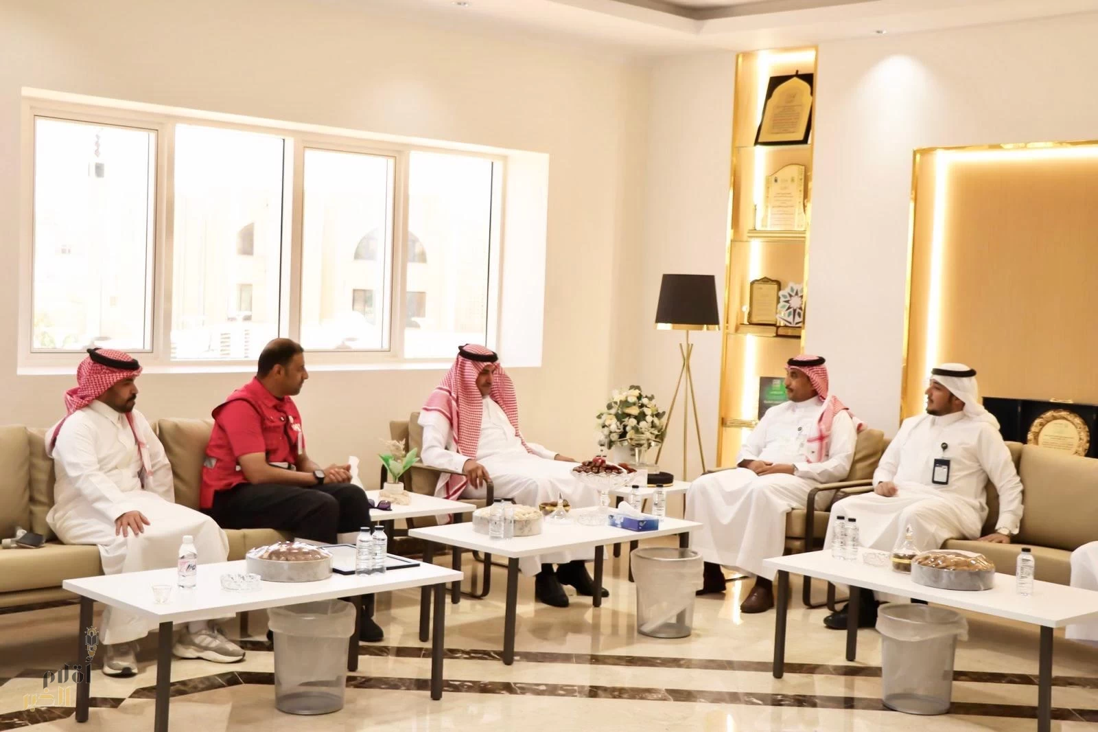 الهلال الأحمر بالجوف يُسلّم “شهادة امتثال” لموارد الجوف ضمن مشروع “معاذ”