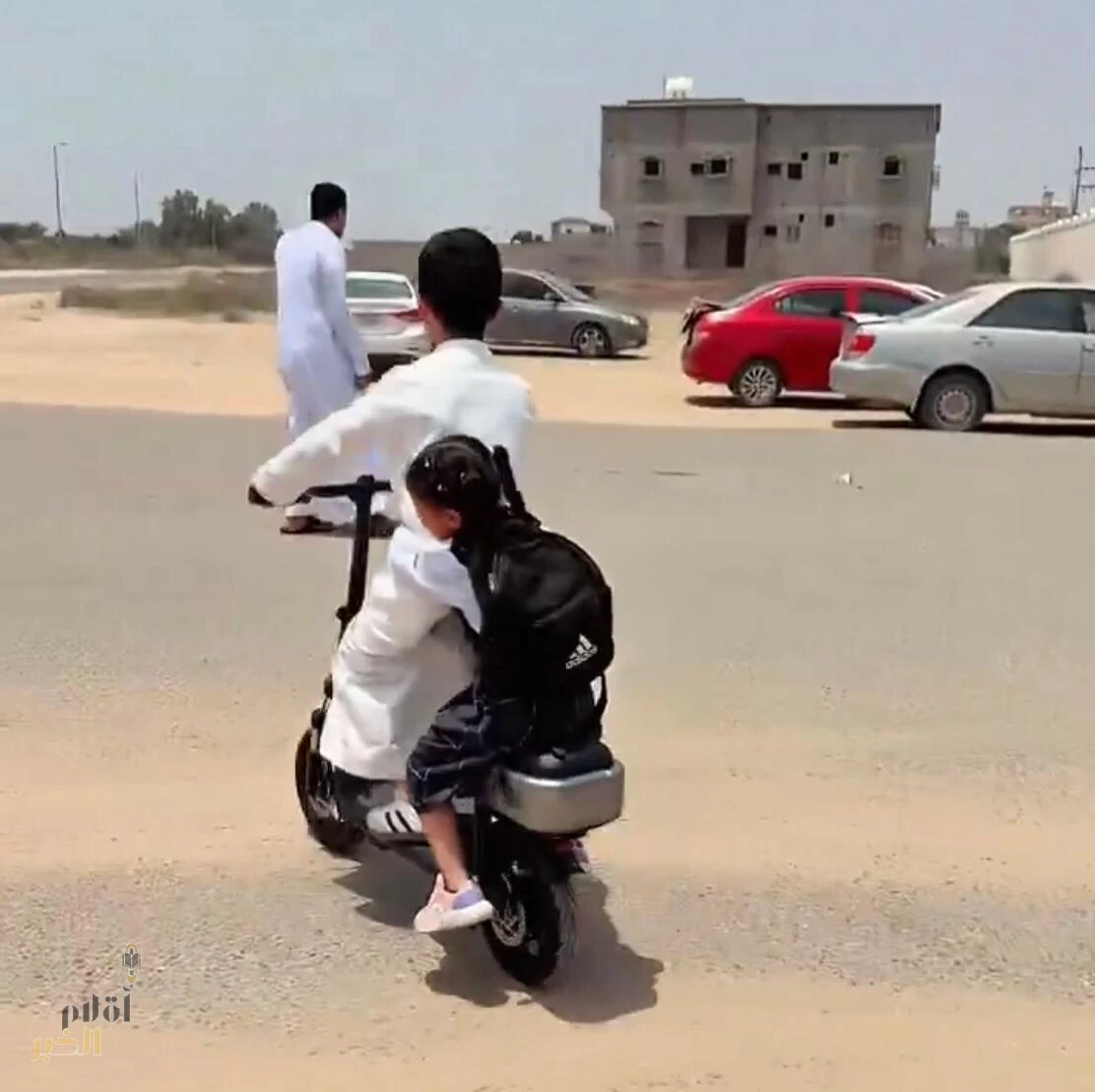 هدية خطرة لطفل يحمل شقيقته: مشاهير في جازان يقدمون سكوتر لطفلين دون مراعاة للسلامة!