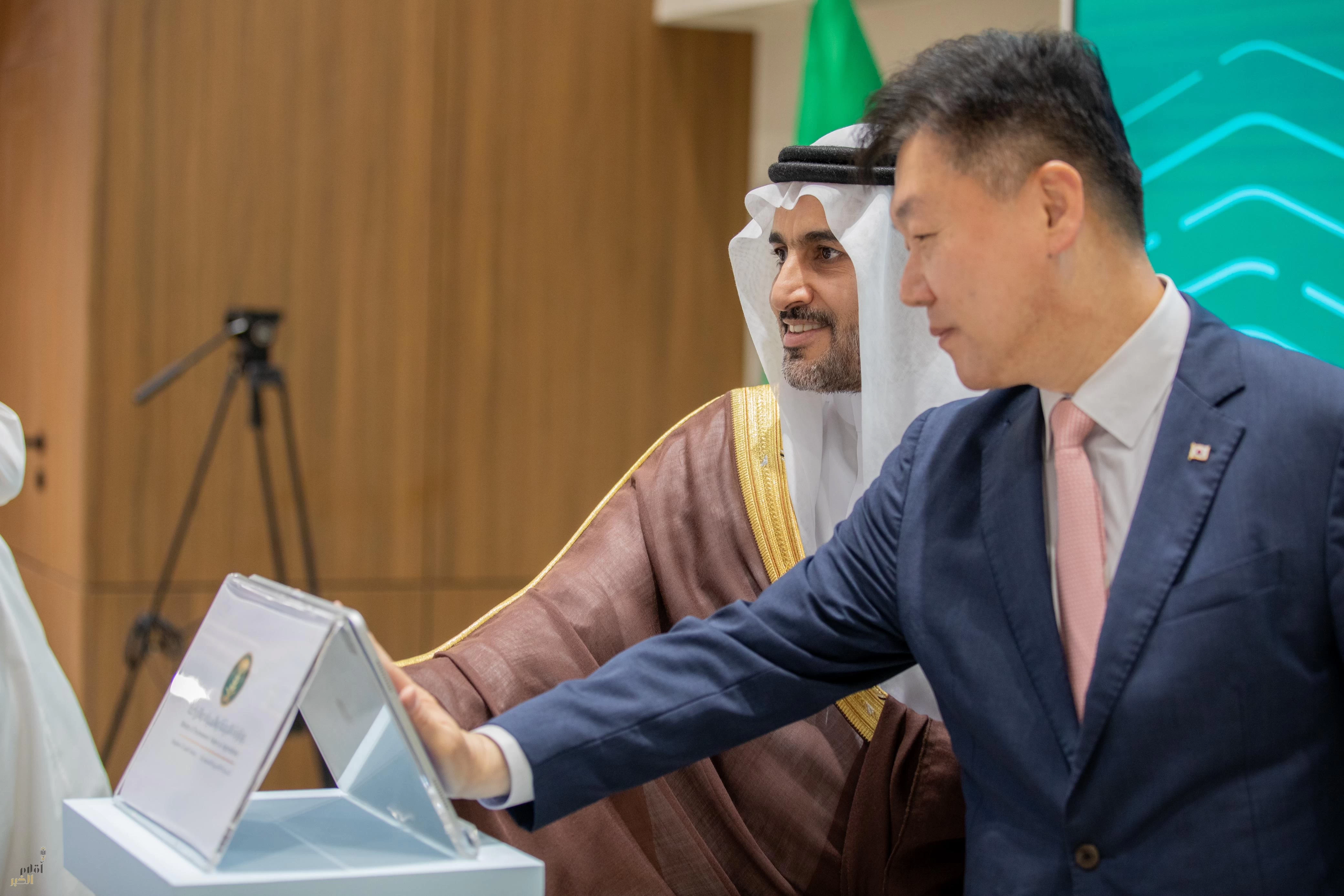 نائب وزير "البيئة" يضع حجر الأساس لمشروع الزراعة الذكية في الرياض