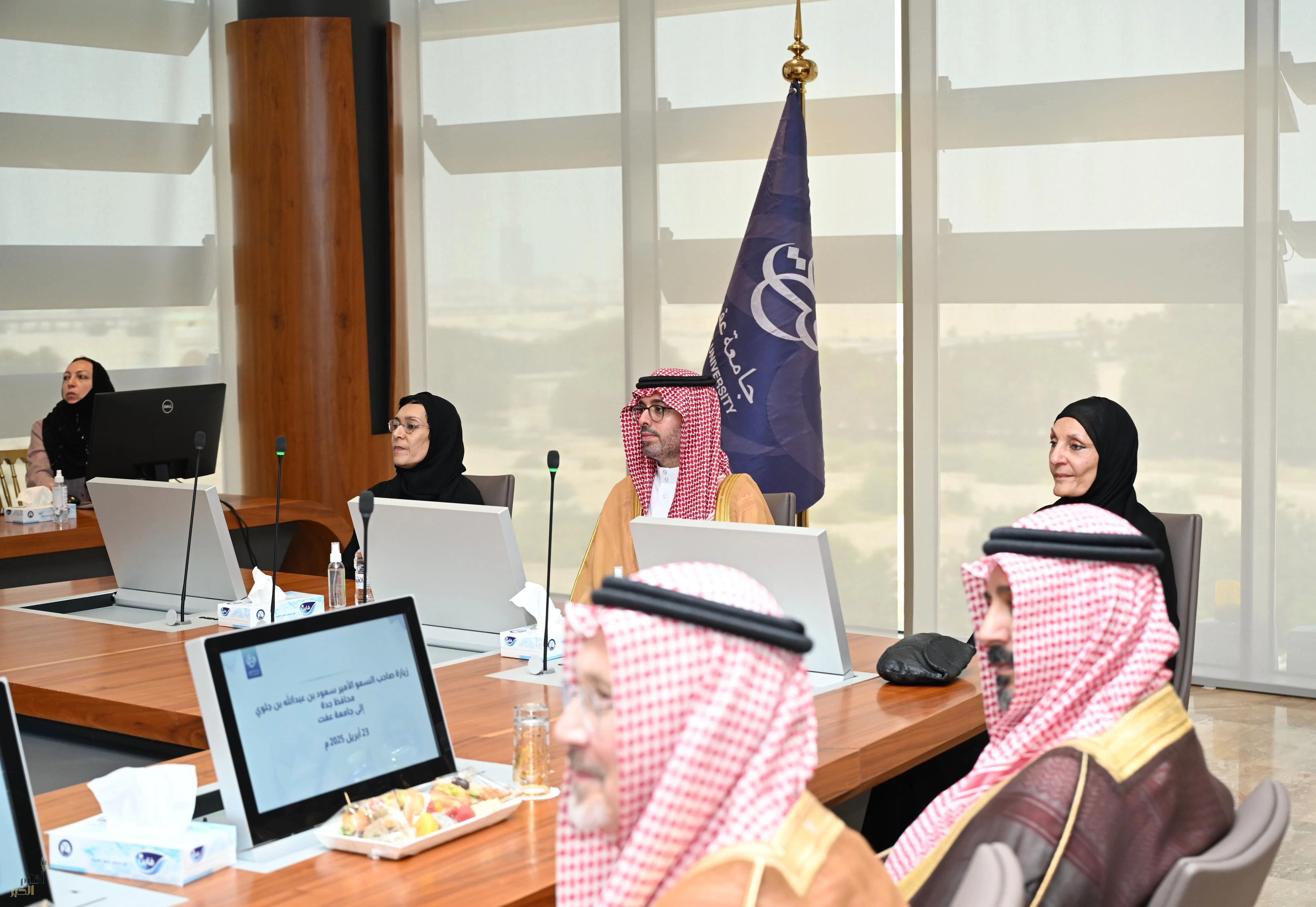 محافظ جدة الأمير سعود بن جلوي يزور جامعة عفت