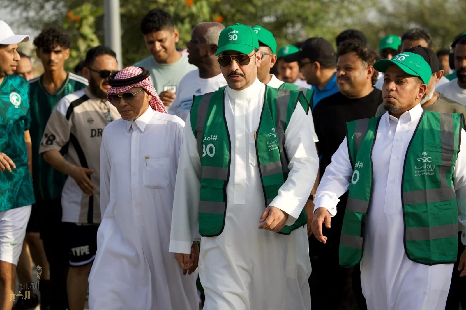 محافظ صبيا ورئيس البلدية يقودان مسيرة المشي الصحي ضمن مبادرة امش_30