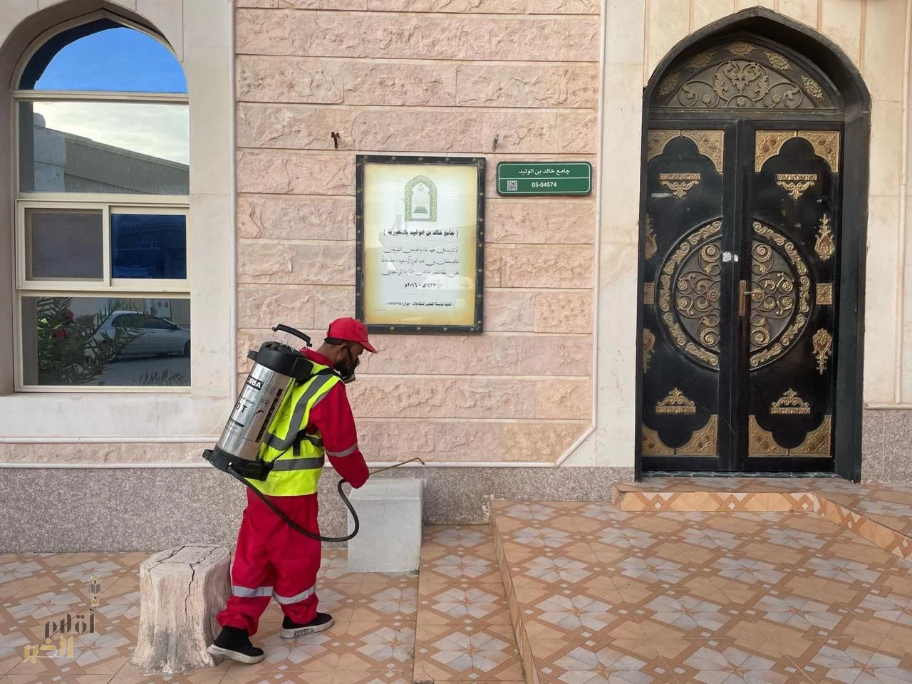بلدية النعيرية ترفع المخلفات بمداخل وأحياء المحافظة.