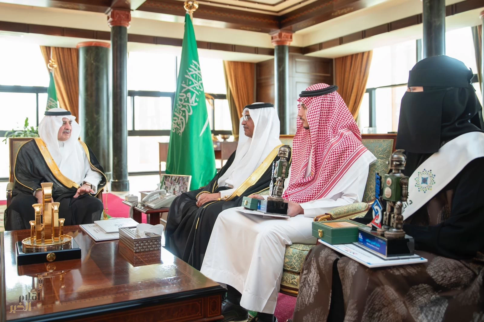 أمير تبوك يستقبل طلاب وطالبات مدارس الملك عبدالعزيز الفائزين في تحدي فيرست التقني للروبوتات