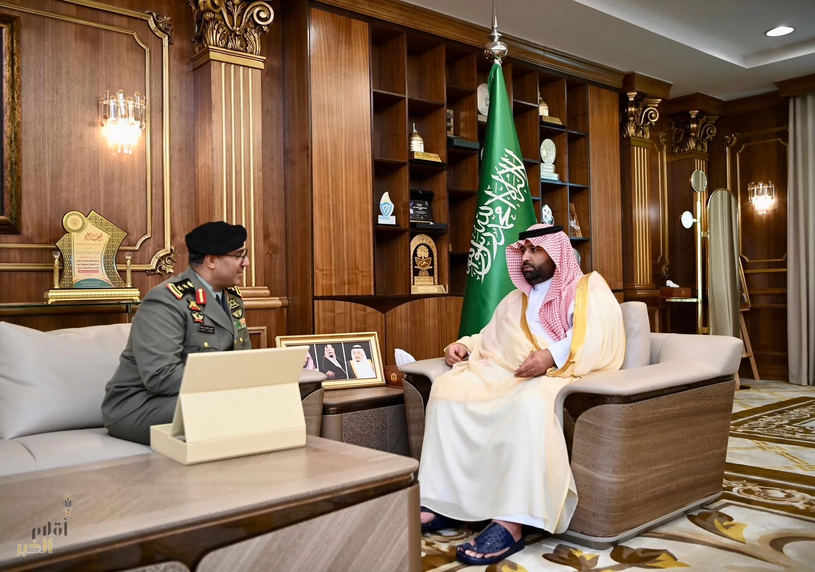 أمير جازان يتسلم التقرير الإحصائي السنوي لقوات الأفواج بالمنطقة