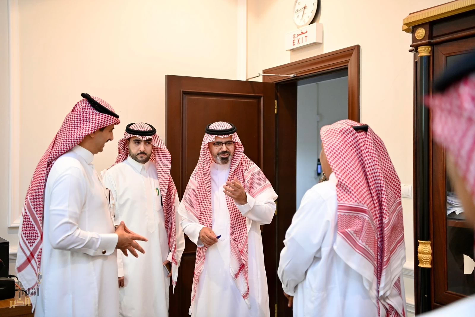 نائب أمير منطقة جازان يقوم بجولة في ديوان الإمارة