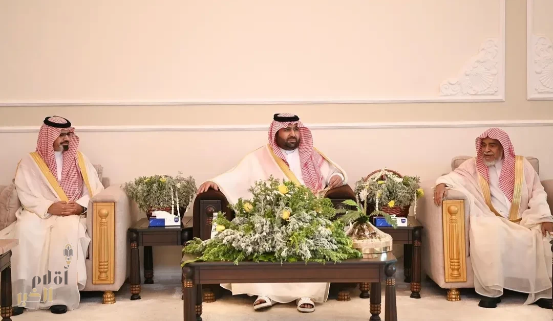 أمير منطقة جازان يعايد الشيخ معافا