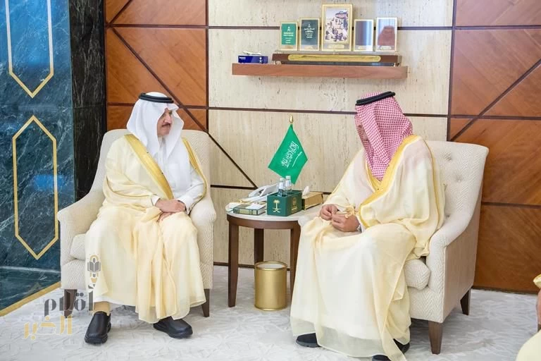 أمير المنطقة الشرقية يستقبل مدير عام فرع وزارة الصحة بالمنطقة والمدير التنفيذي لهيئة الصحة العامة بالقطاع الشرقي