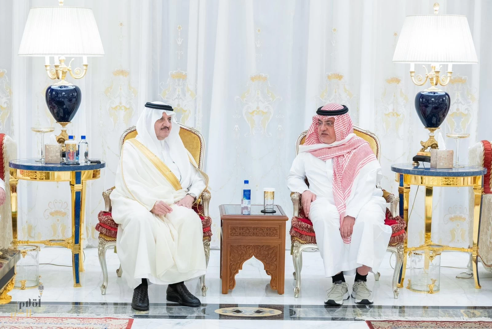 أمير الشرقية يقدم التعازي لأسرة الراجحي