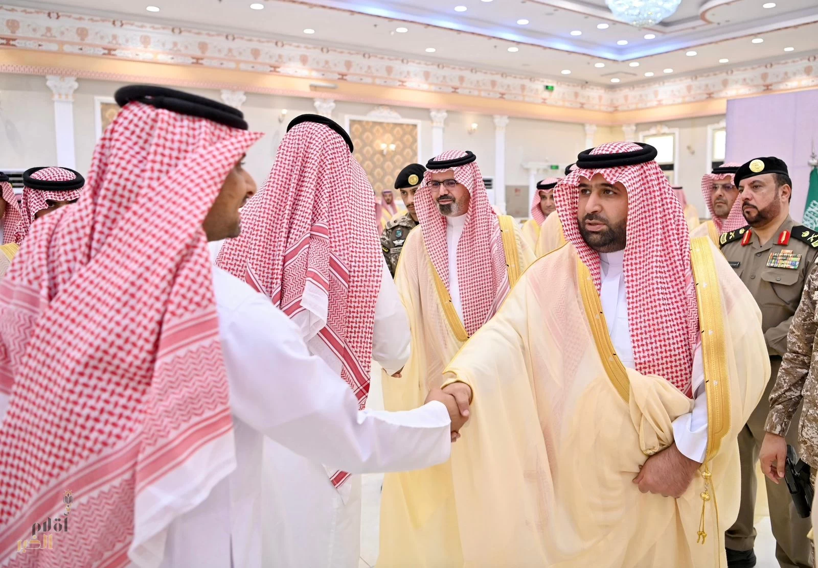 أمير جازان ونائبه يلتقيان مشايخ وأهالي محافظة صامطة ويبحثان احتياجاتها التنموية