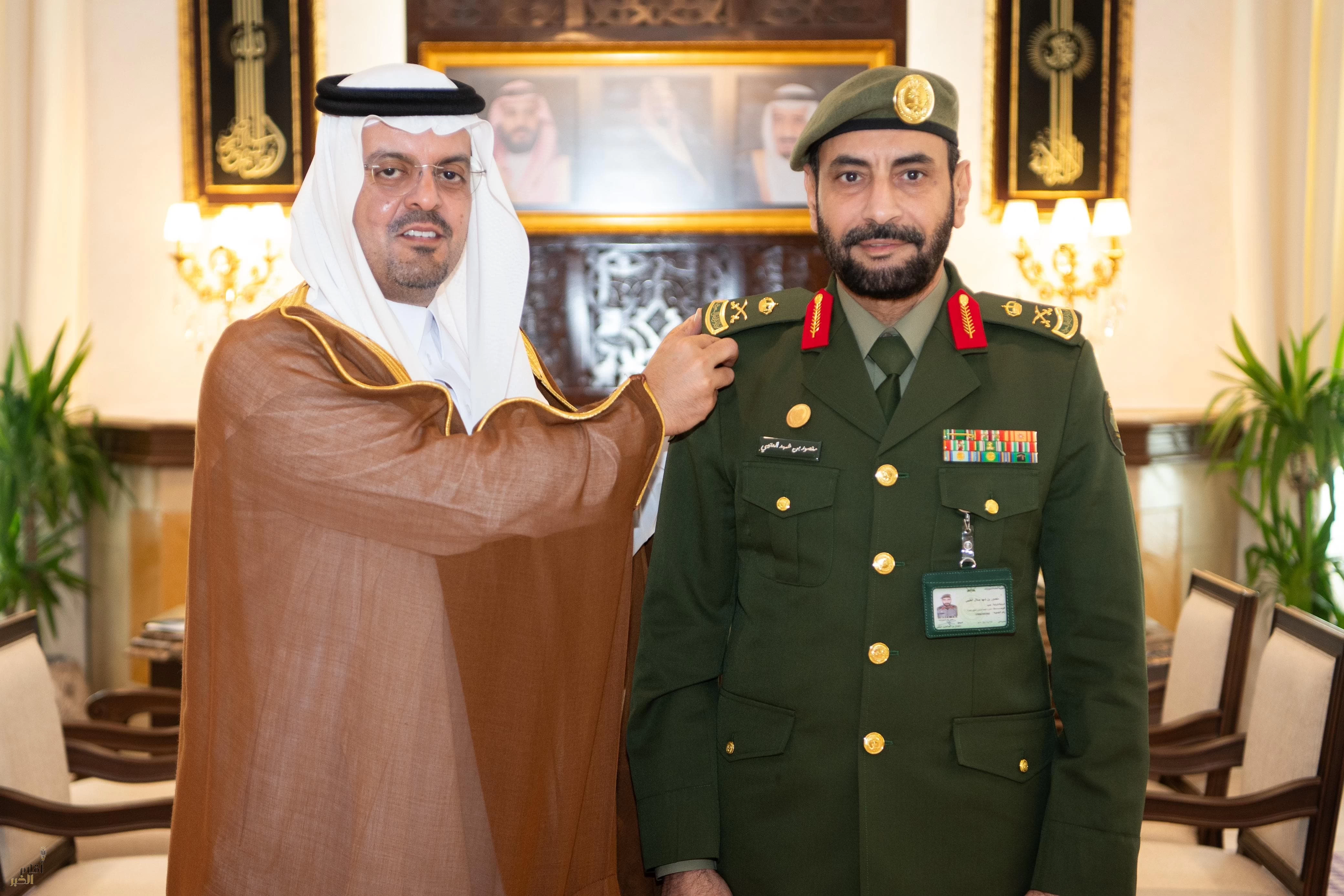 الأمير سعود بن مشعل يُقلّد مدير الإدارة العامة للحج والعمرة بالجوازات رتبته الجديدة