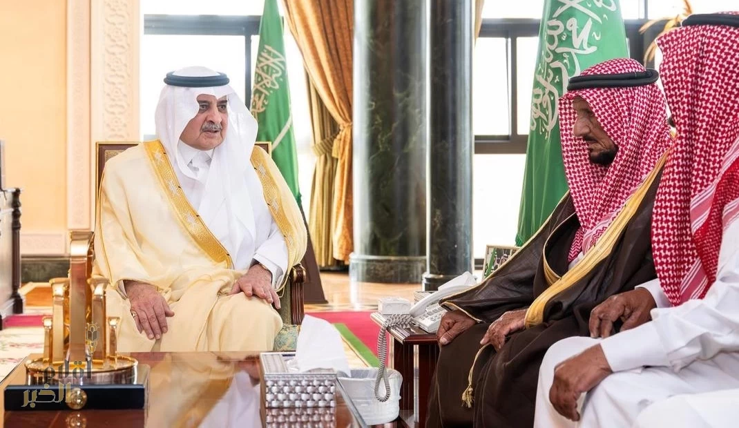 أمير تبوك يستقبل المواطن ناصر البلوي المتنازل عن قاتل ابنه