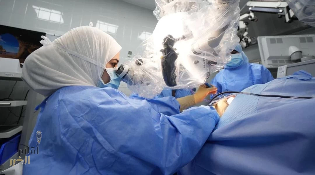 مركز الملك عبدالله التخصصي للأذن يُجري أول عملية زراعة قوقعة باستخدام اليد الروبوتية