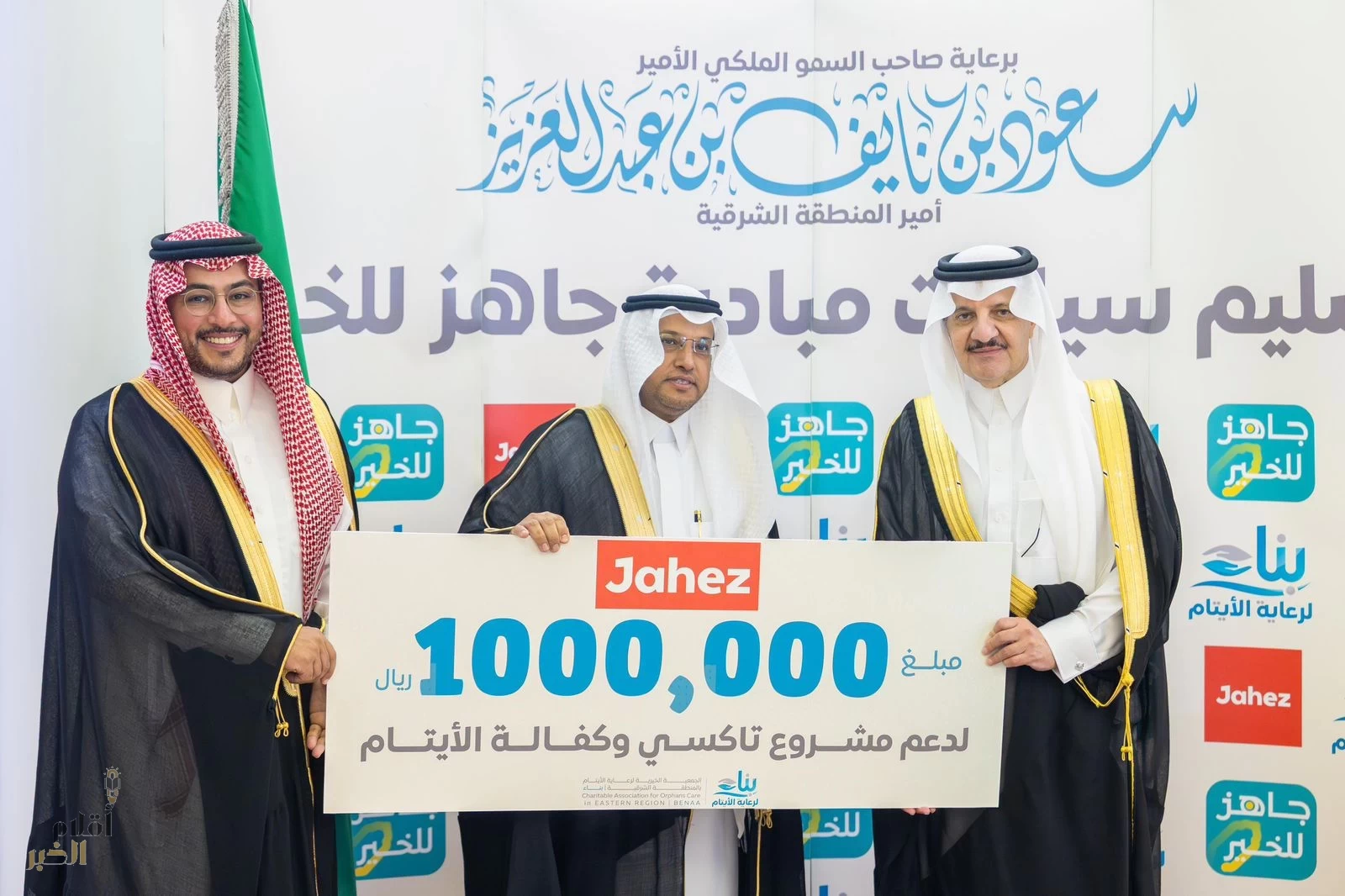 أمير المنطقة الشرقية يسلم 10 سيارات للأيتام واليتيمات من مستفيدي جمعية بناء