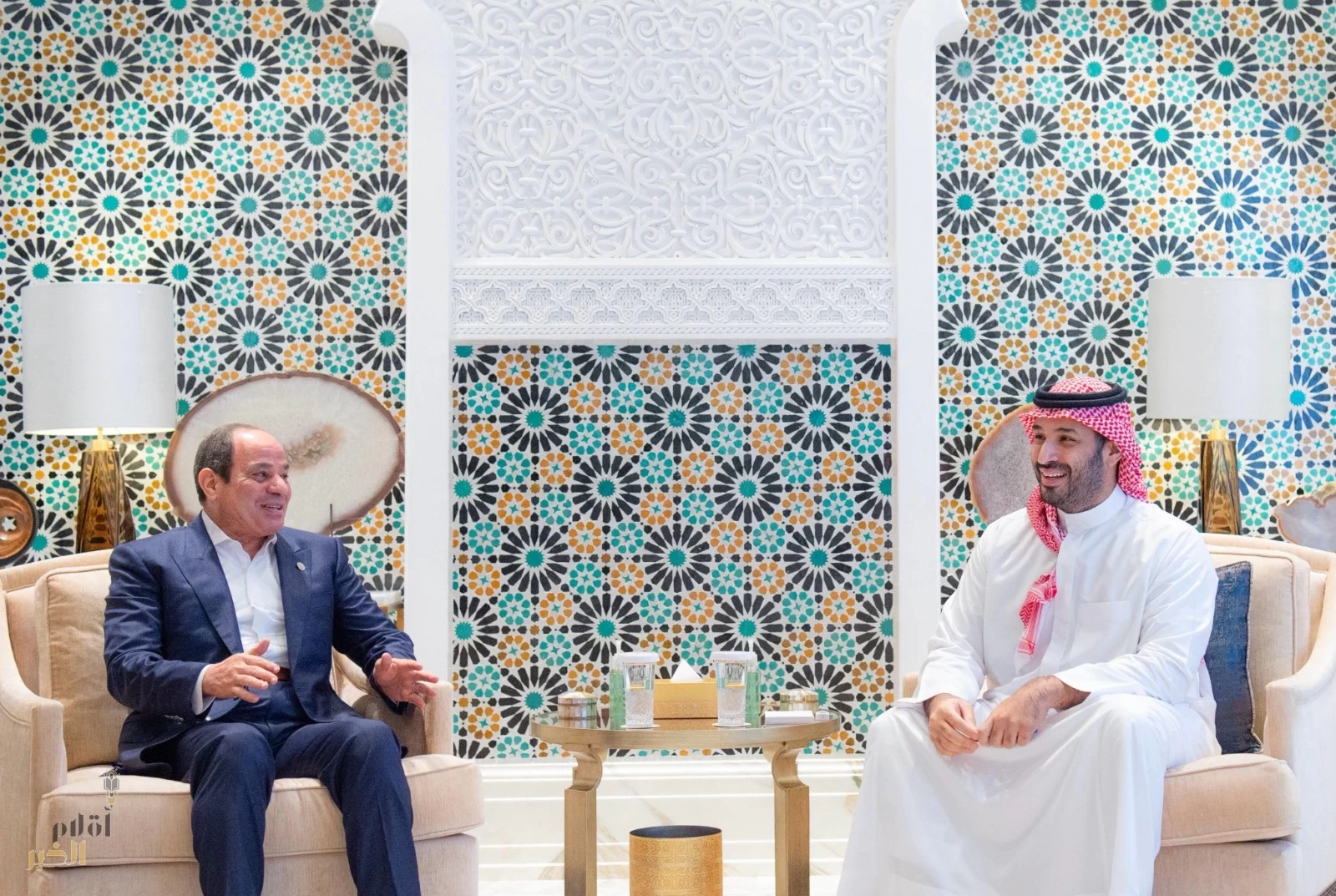 سمو ولي العهد يستقبل في قصر نيوم رئيس جمهورية مصر