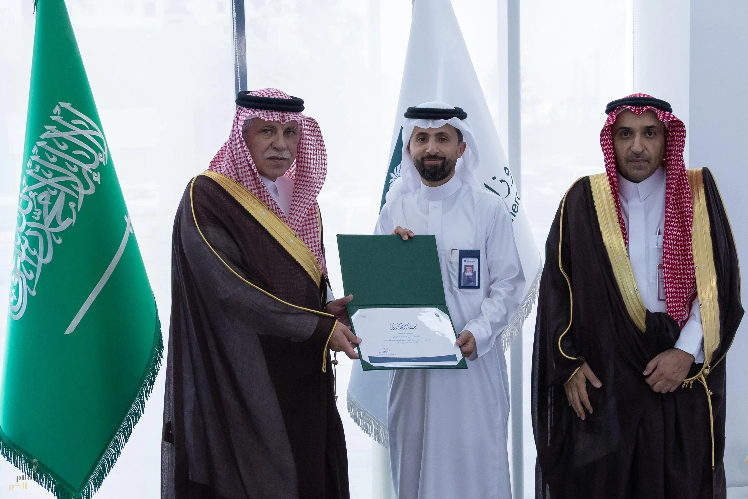 وزير التجارة يقف على أعمال فرع الوزارة والمركز السعودي للأعمال بمنطقة عسير ويكرم الموظفين المتميزين
