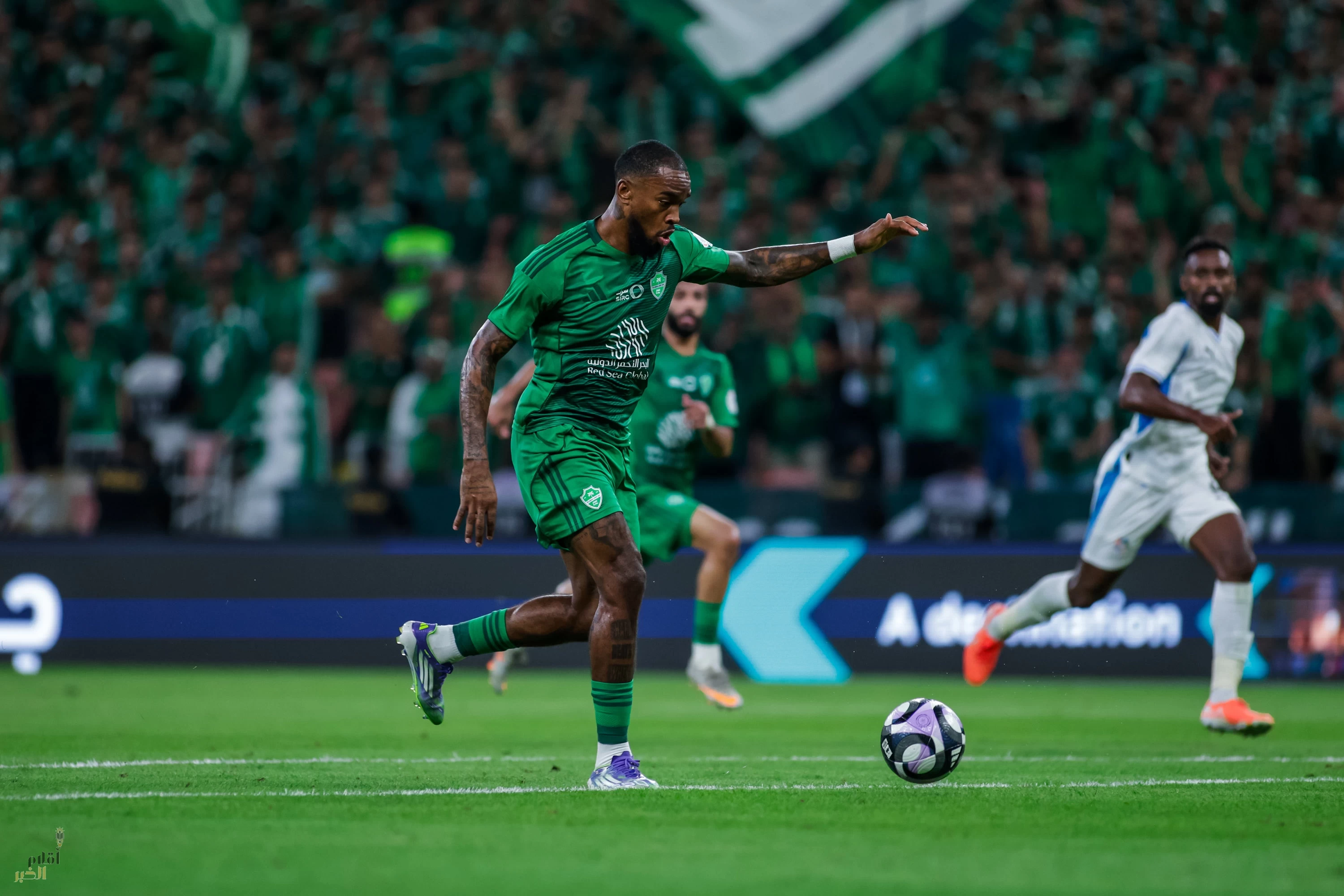 الأهلي يبدأ رحلة الدوري بانتصار صعب على نيوم