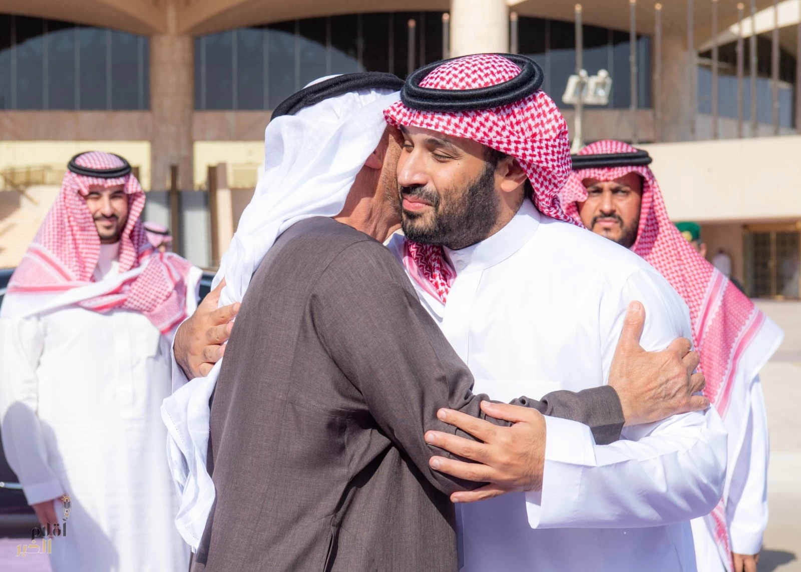 سمو رئيس دولة الإمارات العربية المتحدة يغادر الرياض وسمو ولي العهد في مقدمة مودعيه