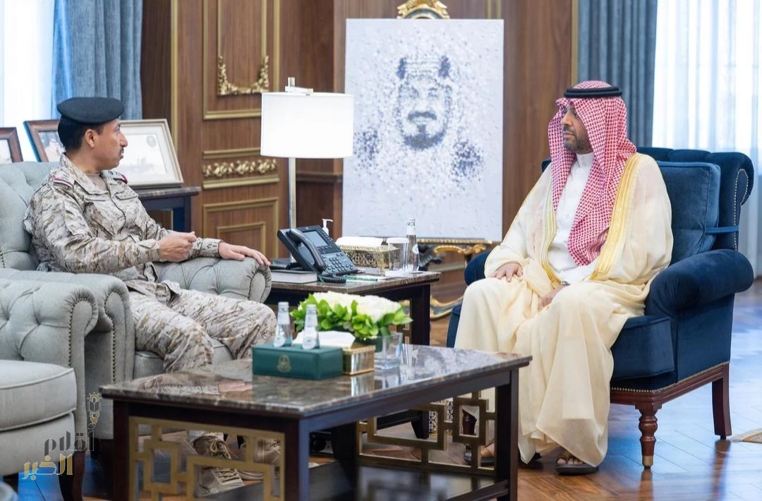 أمير الحدود الشمالية يستقبل قائد قوة عرعر المكلّف حديثًا