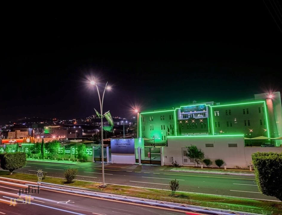 اللون الأخضر يُزيِّن المباني الحكومية والميادين في منطقة الباحة احتفاءً باليوم الوطني