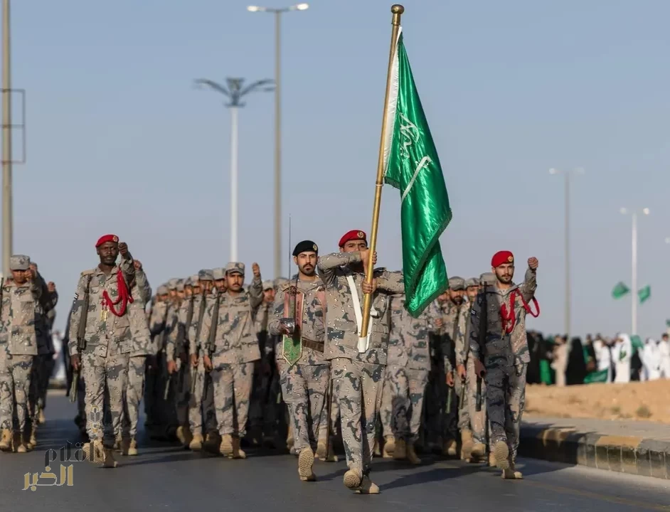 مسيرات القطاعات الأمنية والعسكرية تجوب شوارع عرعر احتفاءً باليوم الوطني الـ95