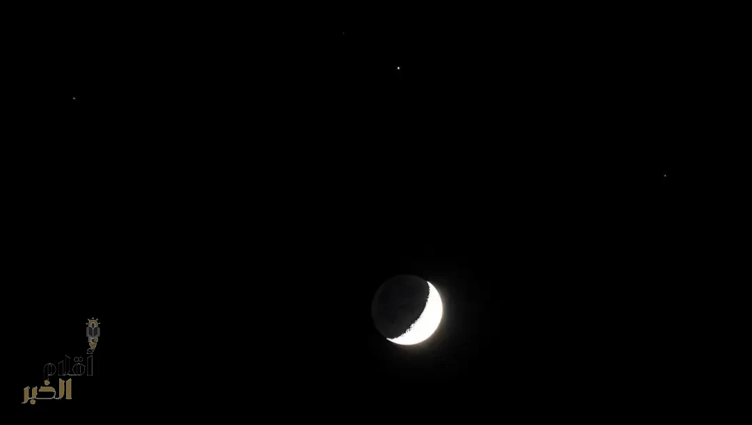 اقتران القمر مع نجم “قلب العقرب” يزين سماء الحدود الشمالية