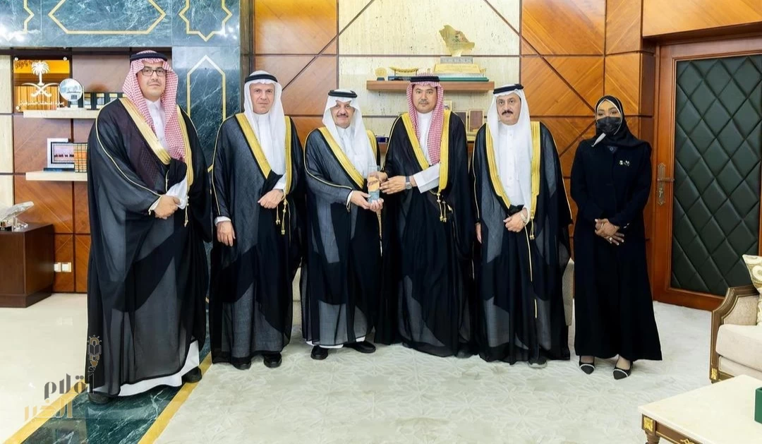 أمير المنطقة الشرقية يستقبل المشرف على مستشفى قوى الأمن بالدمام