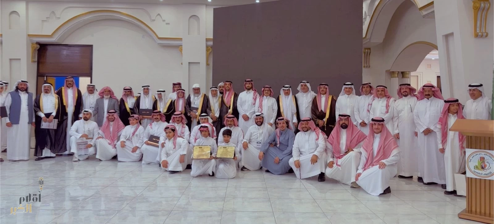 وفاء واعتزاز.. “مشيع بني مغيد” تحتفي بكبارها وشبابها المتفوقين 