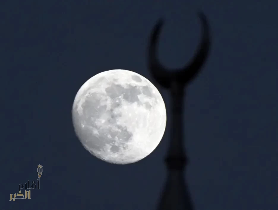 قمر الحصاد يزيّن سماء عسير ويجذب عشاق الظواهر الفلكية