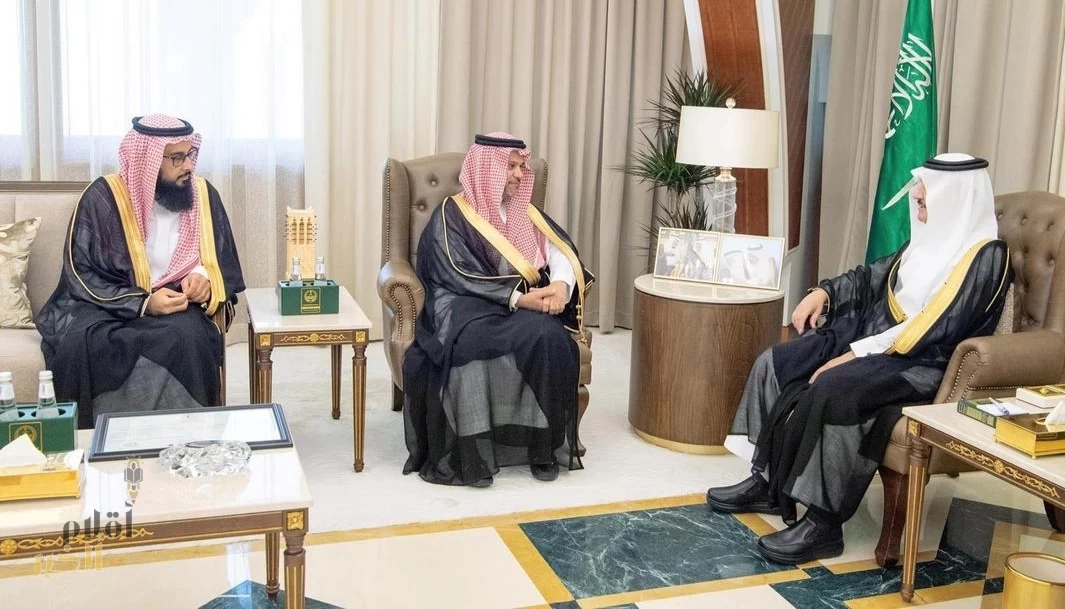 أمير المنطقة الشرقية يستقبل رئيس هيئة الهلال الأحمر السعودي ويتسلّم شهادة امتثال الإمارة لمشروع "معاذ"