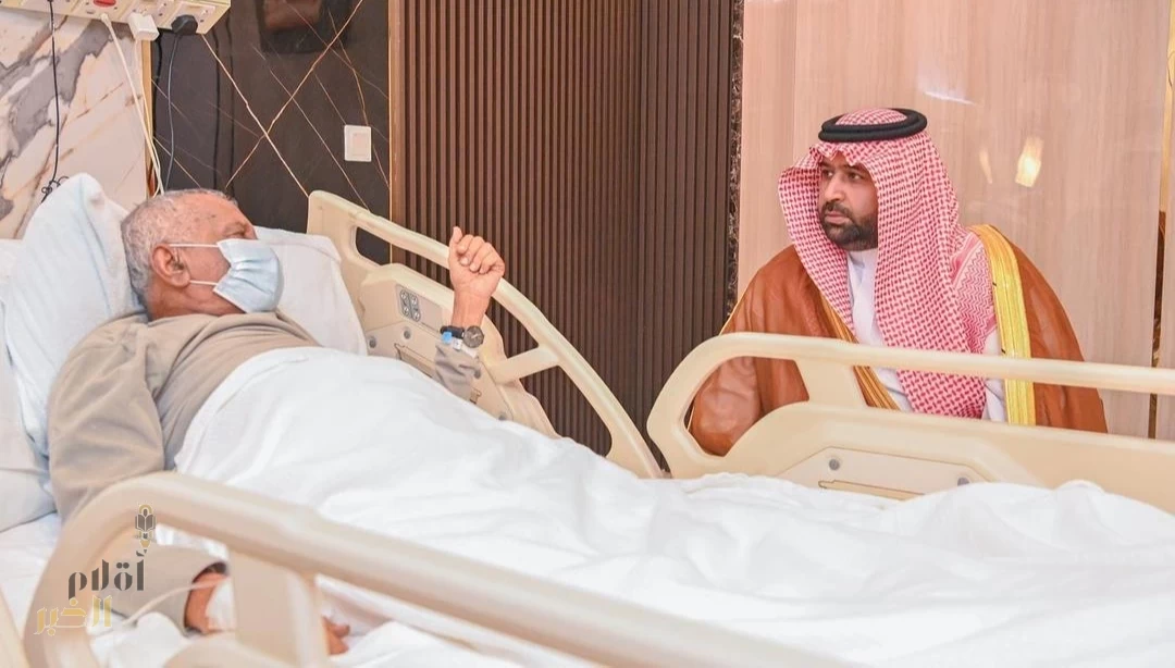 أمير منطقة جازان يطمئن على صحة الأديب إبراهيم مفتاح