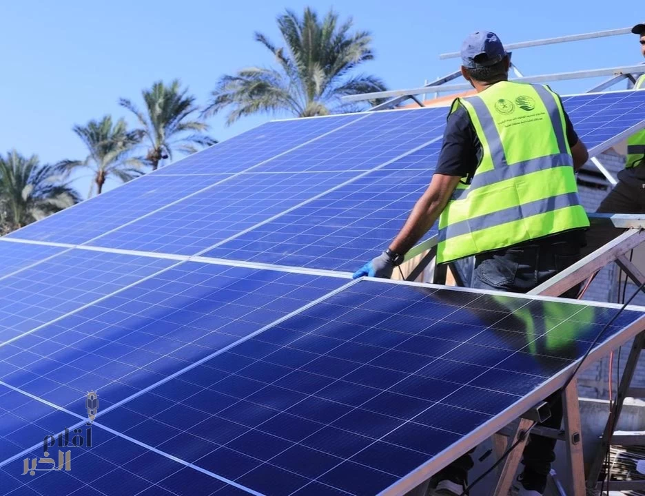 بدعم من مركز الملك سلمان .. بدء تركيب أنظمة الطاقة الشمسية لمحطات تحلية المياه في غزة