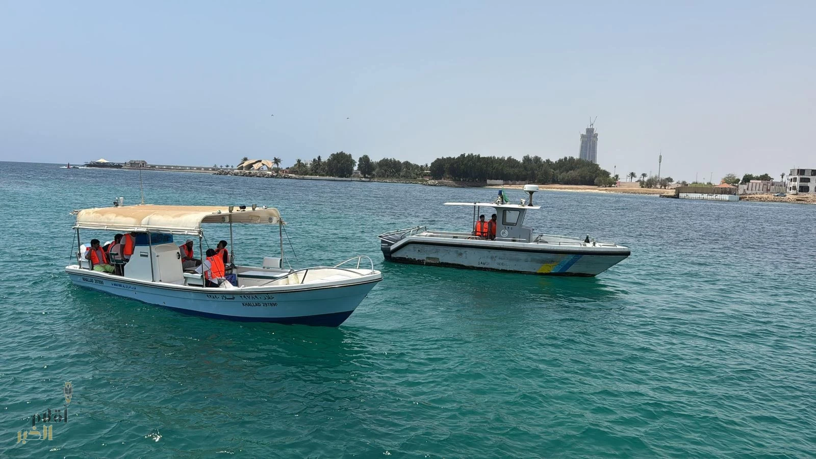 حرس الحدود بمنطقة مكة المكرمة ينقذ 8 مواطنين تعطلت واسطتهم البحرية في عرض البحر