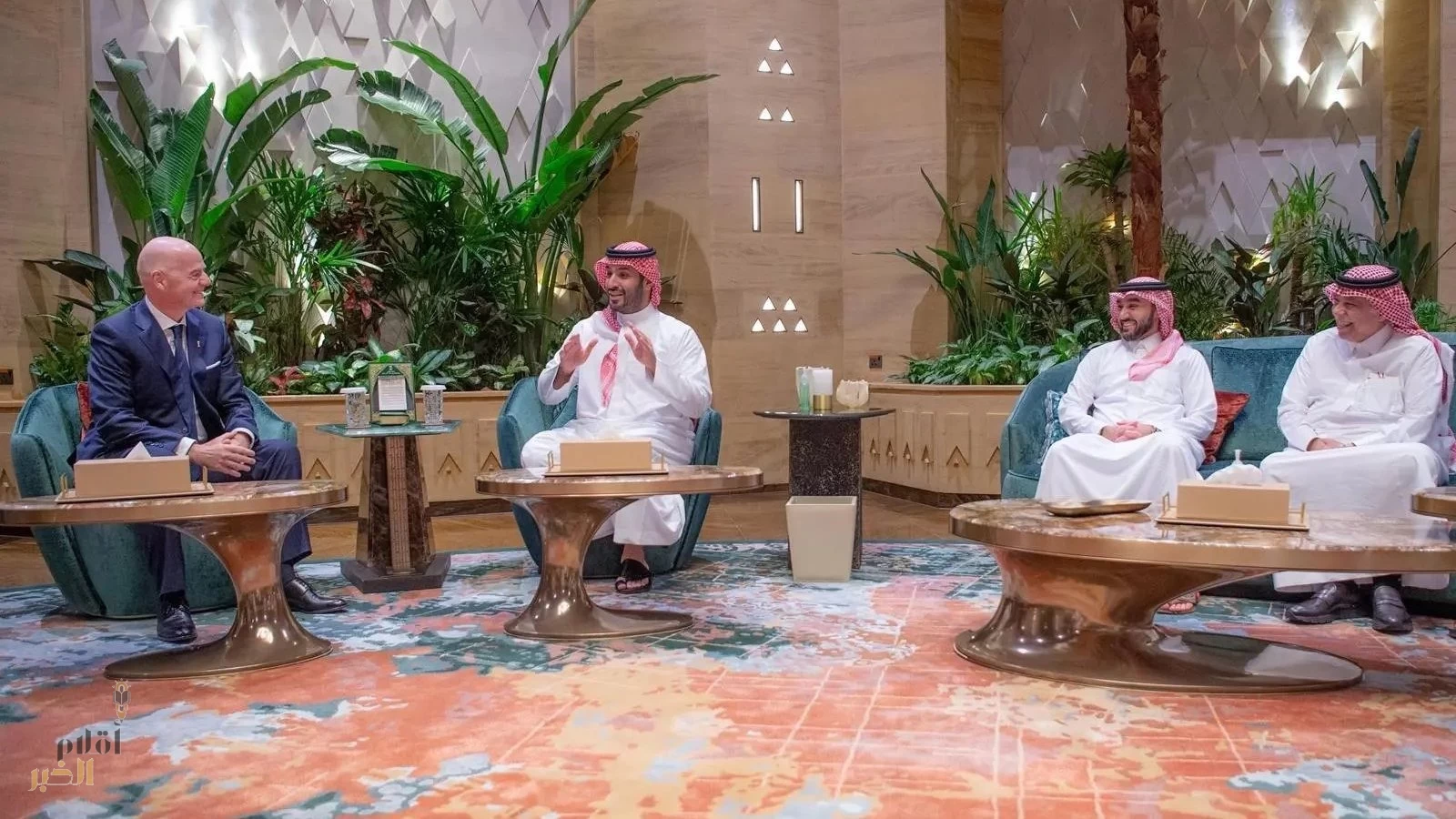 سمو ولي العهد يلتقي رئيس الاتحاد الدولي لكرة القدم