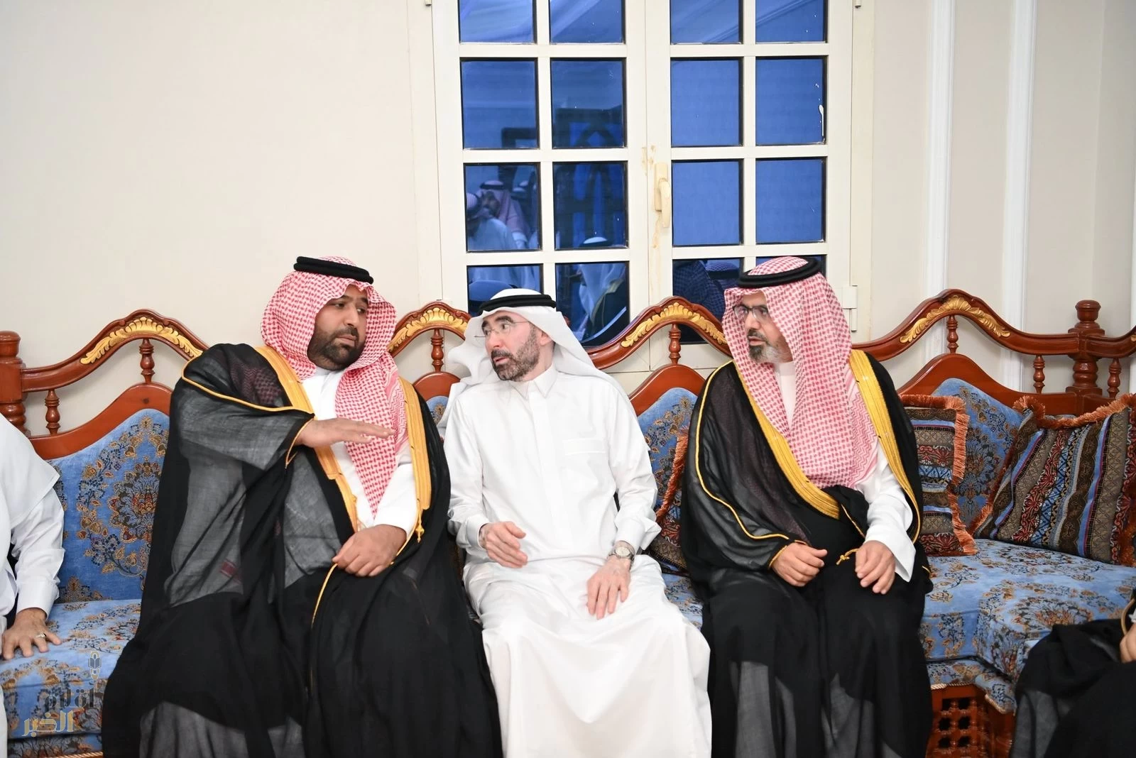 أمير منطقة جازان ونائبه يقدمان واجب العزاء للدكتور حسن الحازمي في وفاة نجله