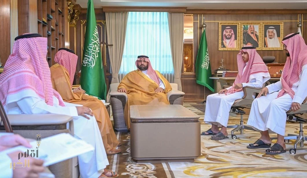أمير منطقة جازان يستقبل مواطنًا لتنازله عن قاتل والده لوجه الله تعالى