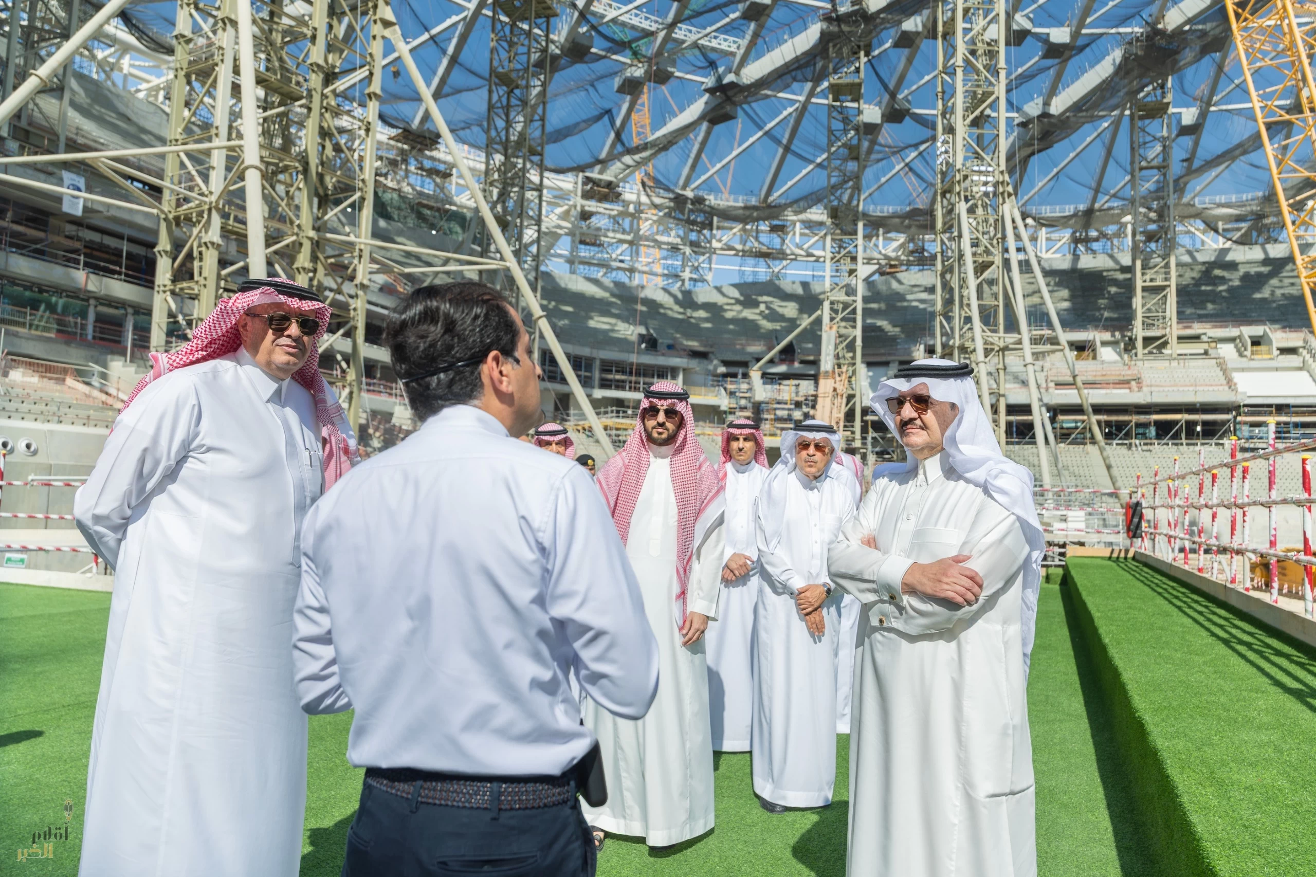  أمير المنطقة الشرقية وبحضور سمو نائبه يزور ملعب أرامكو ويطّلع على سير العمل في المشروع
