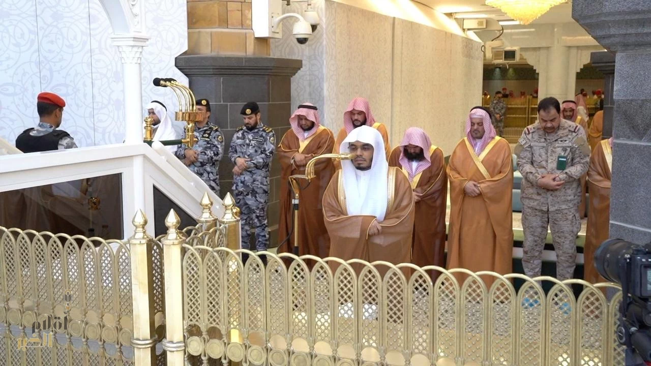 نائب أمير منطقة مكة المكرمة، يؤدي صلاة الاستسقاء بالمسجد الحرام والدوسري يؤم المصلين 