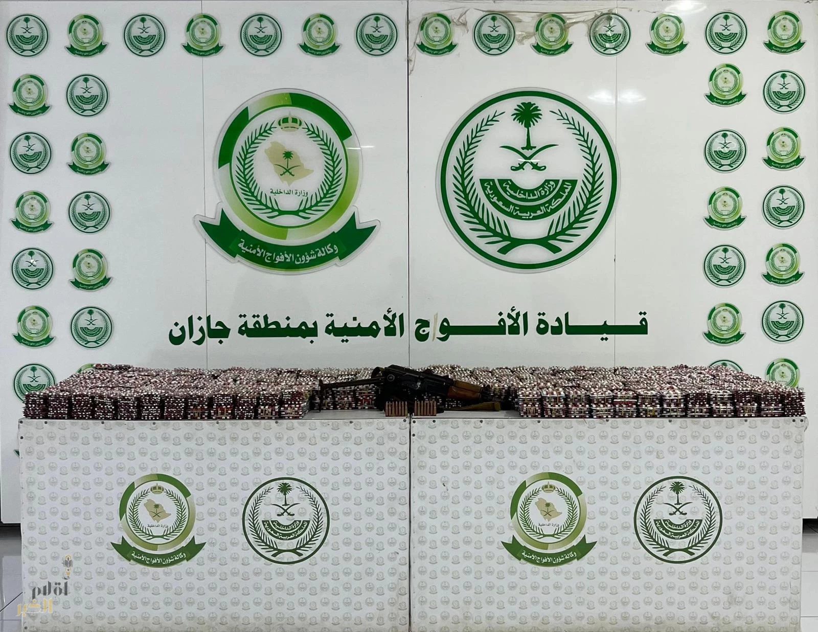 دوريات الأفواج الأمنية بمنطقة جازان تُحبط تهريب 214,650 قرصًا خاضعًا لتتظيم التداول الطبي